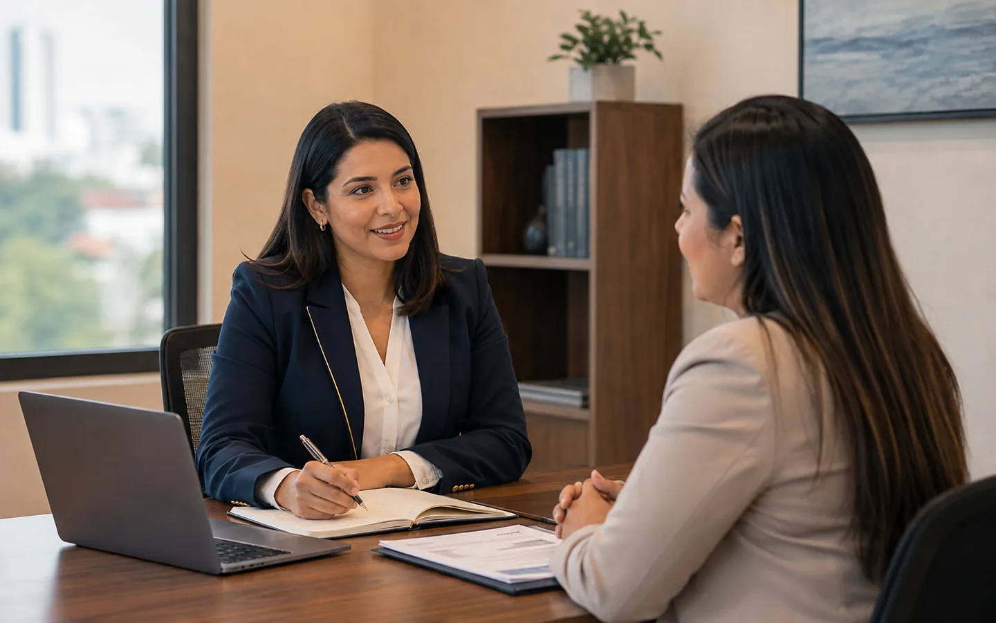 Atención profesional durante una consulta empresarial